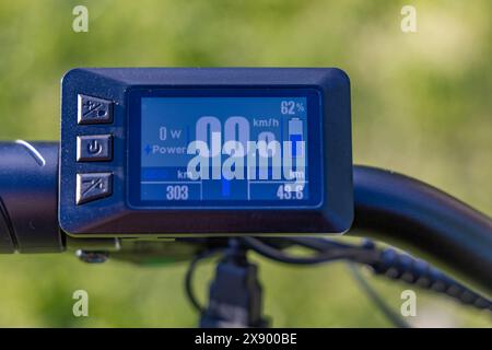 attività, odometro per bicicletta, installazione odometro per bicicletta, bicicletta, bicicletta, nero, pulsante, caucasico, controllo del contachilometri, controllo del tachimetro, co Foto Stock