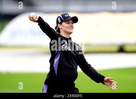 L'inglese Amy Jones durante una sessione di reti al Cloud County Ground, Chelmsford. Data foto: Martedì 28 maggio 2024. Foto Stock