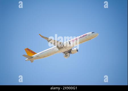 13.05.2024, Berlino, Germania, Europa - Un aereo passeggeri Pegasus Airlines Airbus A321-251 Neo con registrazione TC-RDN decolla dall'aeroporto di Berlino. Foto Stock