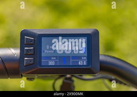 attività, odometro per bicicletta, installazione odometro per bicicletta, bicicletta, bicicletta, nero, pulsante, caucasico, controllo del contachilometri, controllo del tachimetro, co Foto Stock