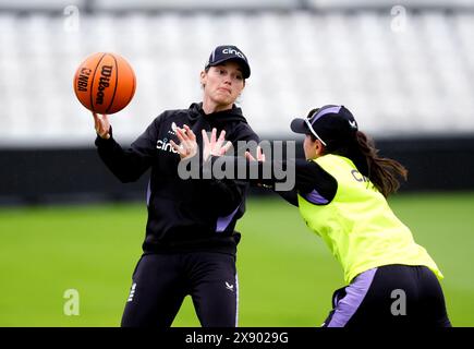 L'inglese Amy Jones (a sinistra) durante una sessione di reti al Cloud County Ground, Chelmsford. Data foto: Martedì 28 maggio 2024. Foto Stock