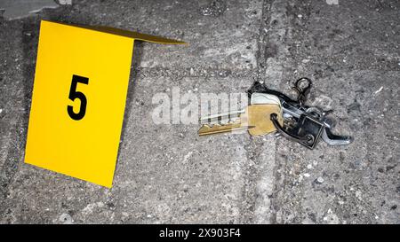 Prove foto scattate da Forensics sulla scena del crimine: Le chiavi appartenenti alla vittima sono cadute dopo aver combattuto il crimine. Foto di un indizio marcato e numerato documentato per il fascicolo del caso Foto Stock