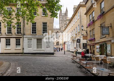 Pittoresca Abbey Green Square con i suoi negozi e caffetterie, l'Abbazia di Bath sullo sfondo, il centro di Bath, Somerset, Inghilterra, Regno Unito Foto Stock