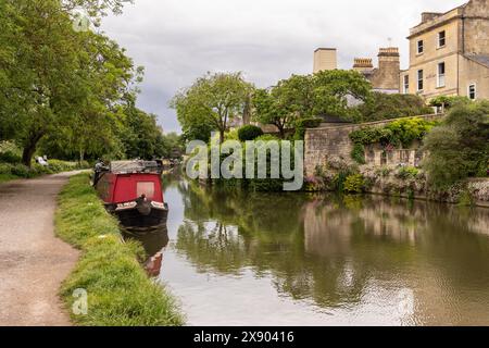 Towpath e riflessi nel canale Kennet e Avon a maggio, Bath, Somerset, Inghilterra, Regno Unito Foto Stock