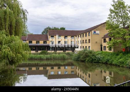 Travelodge Bath Waterside with Reflections, città di Bath, Somerset, Inghilterra, Regno Unito Foto Stock