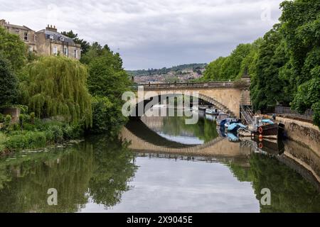North Parade Bridge with Reflections in the River Avon taken in May, City of Bath, Somerset, Inghilterra, Regno Unito Foto Stock
