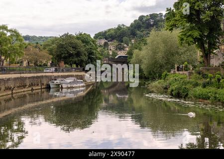 Fiume Avon a Bath con il ponte ferroviario sul fiume sullo sfondo, città di Bath, Somerset, Inghilterra, Regno Unito Foto Stock