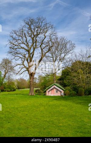 Hinemehi, una sala riunioni del XIX secolo, trasportata dalla nuova Zelanda all'Inghilterra dal Mᾱori conte di Onslow a Clandon Park Foto Stock