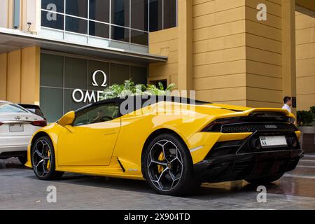 Primo piano della Lamborghini Huracán EVO Spyder gialla parcheggiata nel Dubai Mall. Foto Stock