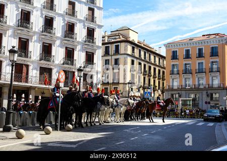 Madrid, Spagna - 8 aprile 2024: Corazzieri della Guardia reale in uniforme tradizionale per le strade di Madrid, Spagna Foto Stock