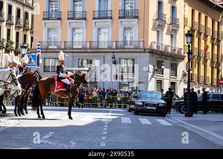 Madrid, Spagna - 8 aprile 2024: Corazzieri della Guardia reale in uniforme tradizionale per le strade di Madrid, Spagna Foto Stock