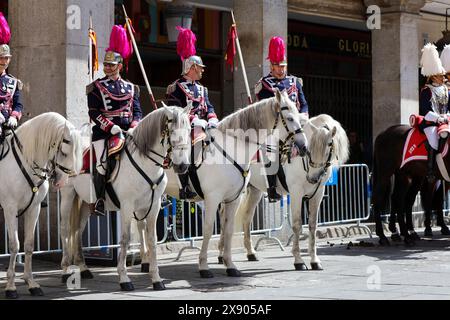 Madrid, Spagna - 8 aprile 2024: Corazzieri della Guardia reale in uniforme tradizionale per le strade di Madrid, Spagna Foto Stock