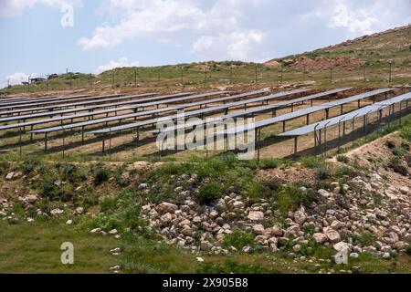 Fattoria solare con sistema di tracciamento per massimizzare l'energia assorbita dal sole costruita sulla collina per essere nella migliore angolazione con il sole splende Foto Stock