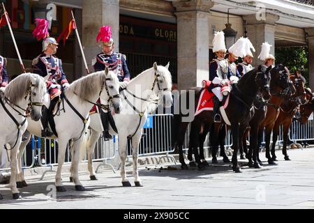 Madrid, Spagna - 8 aprile 2024: Corazzieri della Guardia reale in uniforme tradizionale per le strade di Madrid, Spagna Foto Stock