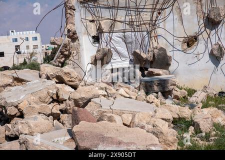 Edificio rovinato. Un mucchio di cemento, macerie e detriti di rinforzo in mezzo al luogo urbano rappresenta le vecchie case che possono crollare in qualsiasi momento Foto Stock