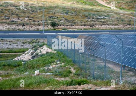 I moduli fotovoltaici a terra sono costruiti e protetti da recinzioni di animali e persone Foto Stock