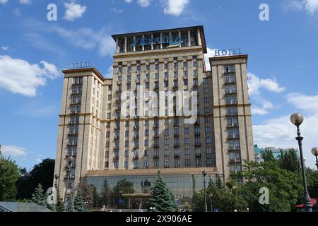 Kiew, Ucraina. 27 maggio 2024. L'Hotel Ukraina a Kiev. L'hotel si trova sopra Piazza indipendenza (Maidan Nesaleshnosti) e ha giocato un ruolo nelle proteste pro-europee e anti-governative nell'inverno del 2013/14. Si conclusero con uno spargimento di sangue e portarono alla caduta del governo; la Russia approfittò della debolezza dell'Ucraina per annettere la Crimea. Credito: Friedemann Kohler/dpa/Alamy Live News Foto Stock