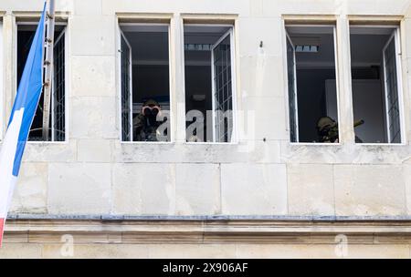 28 maggio 2024, Renania settentrionale-Vestfalia, Münster: Cecchini assicurano l'arrivo dei presidenti francese e tedesco davanti allo storico municipio. Il presidente francese Macron e sua moglie sono in visita di Stato di tre giorni in Germania su invito del presidente federale Steinmeier. Foto: Guido Kirchner/dpa Foto Stock