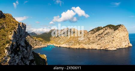 Vista panoramica aerea del capo Cap de Catalunya e della baia di Cala Figuera, Port de Pollensa, Maiorca, Isole Baleari, Spagna Foto Stock