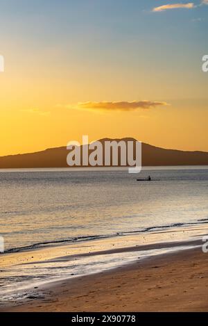 Un kayak di prima mattina a Campbells Bay Beach sulla costa orientale dell'Isola del Nord e 20 minuti a nord di Auckland, nuova Zelanda Foto Stock