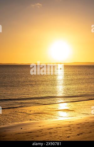 Un kayak di prima mattina a Campbells Bay Beach sulla costa orientale dell'Isola del Nord e 20 minuti a nord di Auckland, nuova Zelanda Foto Stock