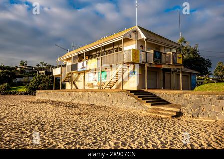 La mattina presto al Mairangi Bay Beach Surf Lifesaving Club sulla costa orientale dell'Isola del Nord e 20 minuti a nord di Auckland, nuova Zelanda Foto Stock