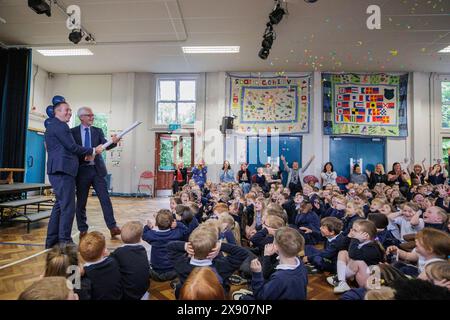 Il ministro dell'istruzione Paul Givan (a sinistra) e il preside Peter Campbell hanno lasciato un coriandoli canonico alla Bangor Central Integrated Primary School in Irlanda del Nord. Foto Stock