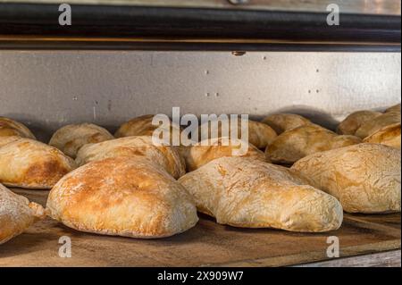 Molti panini di pane cotti nel forno Foto Stock