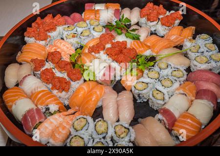 Piatto di sushi e sashimi Foto Stock