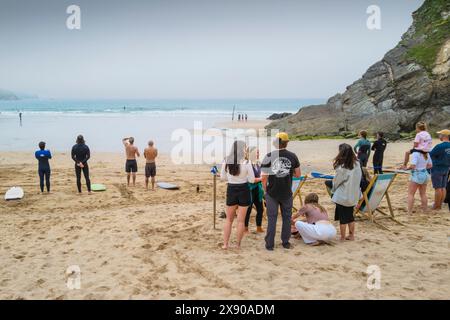 Gli spettatori si riuniscono per l'inizio della gara di surf Sand Bandit Showdown al GT Western Great Western Beach di Newquay in Cornovaglia nel Regno Unito. Foto Stock