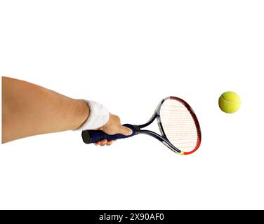 Primo piano della mano che tiene una racchetta da tennis che colpisce una palla isolata su sfondo bianco Foto Stock