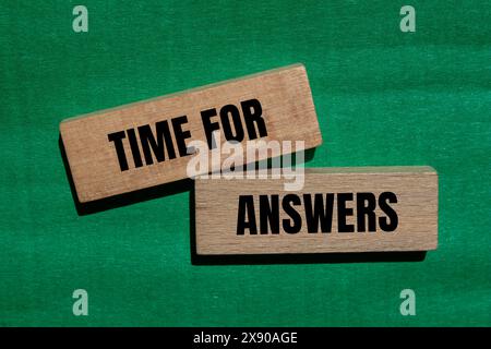 Tempo di risposta parole scritte su blocchi di legno con sfondo verde. Simbolo tempo concettuale per le risposte. Copia spazio. Foto Stock