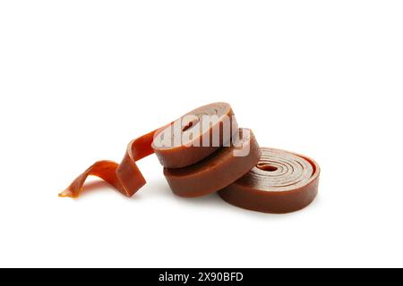 Pastiglia di frutta isolata su sfondo bianco. Involtini di frutta a base di lamponi, mele e ribes. Vista dall'alto Foto Stock