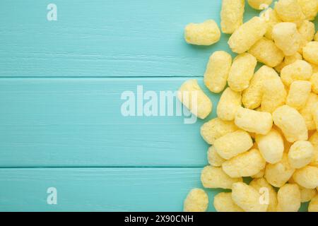 Bastoncini di mais dolce su sfondo di legno blu. Vista dall'alto Foto Stock