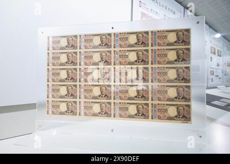 Nuove banconote giapponesi da 10,000 Yen in mostra all'interno del Museo della valuta dell'Istituto per gli studi monetari ed economici della Banca del Giappone. Le nuove banconote inizieranno a circolare dal 3 luglio 2024. È la prima riprogettazione da 20 anni. L'uomo sulla banconota è Shibusawa Eiichi. È stato un imprenditore e un imprenditore coinvolto nella fondazione di circa 500 aziende e organizzazioni economiche. Shibusawa Eiichi si sforzò di migliorare la società attraverso contributi all'istruzione, al benessere sociale e alla diplomazia del settore privato. Foto Stock