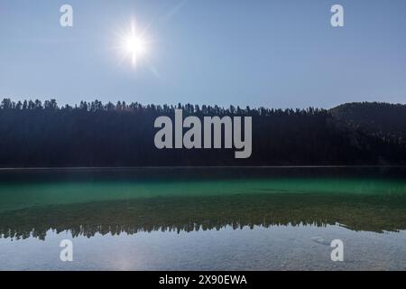 Riflessi sul lago Cliff all'alba, Montana, Stati Uniti Foto Stock
