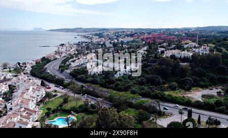 Vista aerea delle moderne case di prestigio progettate architettonicamente con piscine nella periferia della Spagna Foto Stock