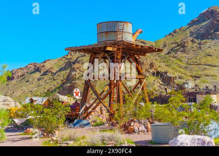 Nelson, Nevada - 15 aprile 2024: Torre d'acqua in legno intemprata Foto Stock