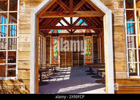 Nelson, Nevada - 15 aprile 2024: Vista interna della chiesa abbandonata nella città fantasma di Nelson Foto Stock