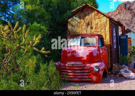 Nelson, Nevada - 15 aprile 2024: Interno di un'auto abbandonata con segni significativi di decadimento e abbandono Foto Stock