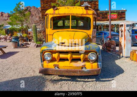 Nelson, Nevada - 15 aprile 2024: Vista frontale ravvicinata di un autobus Ford arrugginito d'epoca Foto Stock