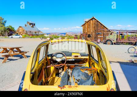 Nelson, Nevada - 15 aprile 2024: Veicolo decappottabile d'epoca spazzato nella città fantasma di Nelson Foto Stock