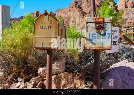 Nelson, Nevada - 15 aprile 2024: Due cassette postali d'epoca intemperie sono reliquie del passato a Nelson Ghost Town. Foto Stock