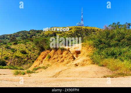 Los Angeles, California - 11 aprile 2024: Iconica insegna di Hollywood vista dalla base della collina Foto Stock