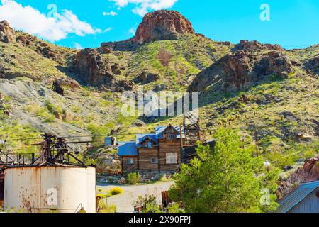 Nelson, Nevada - 15 aprile 2024: Edificio rustico e in legno resistente agli agenti atmosferici della città fantasma di Nelson Foto Stock