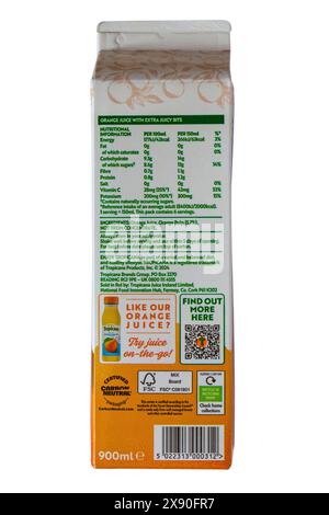 Informazioni nutrizionali dettagliate sulla confezione di Tropicana extra Polpy Orange con punte più succose isolate su sfondo bianco Foto Stock