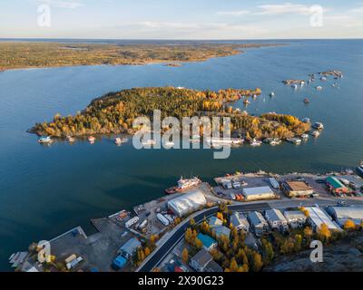 Vista aerea della baia di Yellowknife e della città vecchia in autunno. Yellowknife, Great Slave Lake, Northwest Territories, Canada. Foto Stock