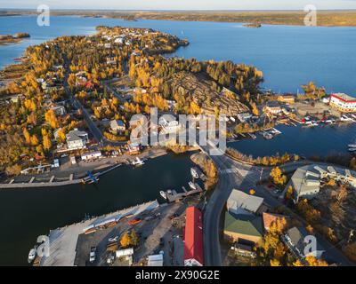 Vista aerea della baia di Yellowknife e della città vecchia in autunno. Yellowknife, Great Slave Lake, Northwest Territories, Canada. Foto Stock