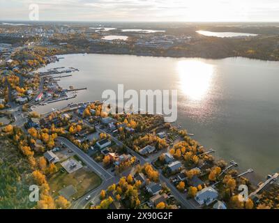 Vista aerea della baia di Yellowknife e della città vecchia in autunno. Yellowknife, Great Slave Lake, Northwest Territories, Canada. Foto Stock