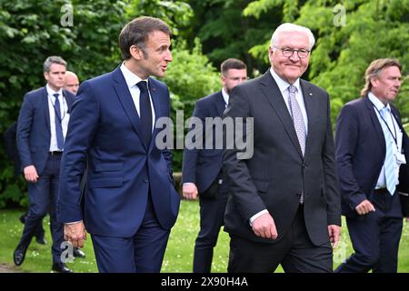 Greven, Germania. 28 maggio 2024. Il presidente federale Frank-Walter Steinmeier (r) e Emmanuel Macron, presidente della Francia, attraversano a piedi il parco del castello di Wilkinghege. Il presidente francese Macron e sua moglie sono in visita di Stato di tre giorni in Germania su invito del presidente federale Steinmeier. Credito: David Inderlied/dpa/Alamy Live News Foto Stock